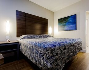 Day use room with private bathroom at Palace Inn Blue Gessner.