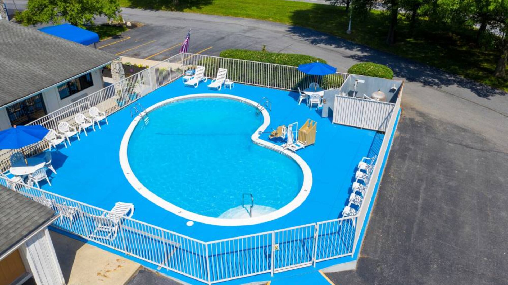 Seasonal outdoor pool at American Inn Carlisle.