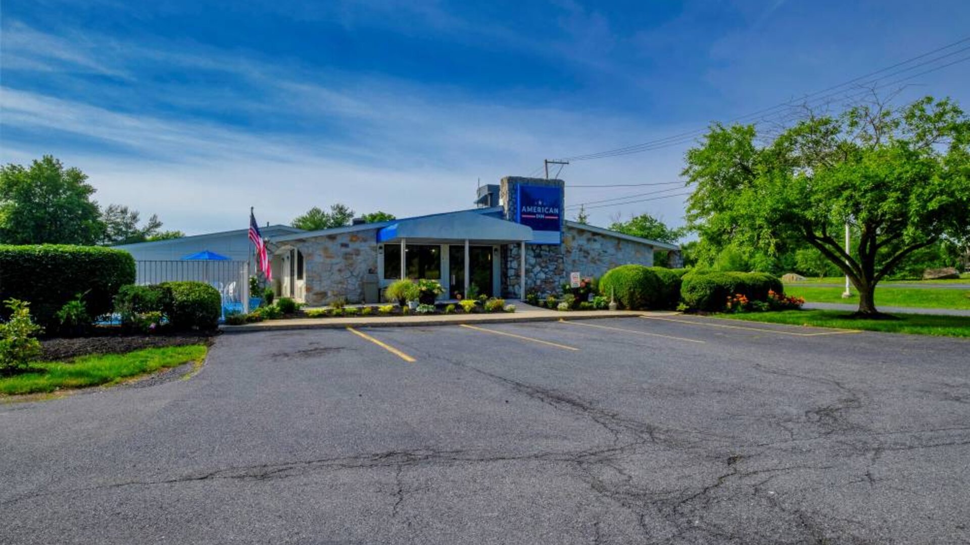 Hotel exterior at American Inn Carlisle.