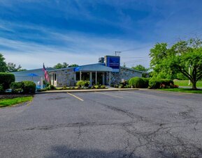 Hotel exterior at American Inn Carlisle.