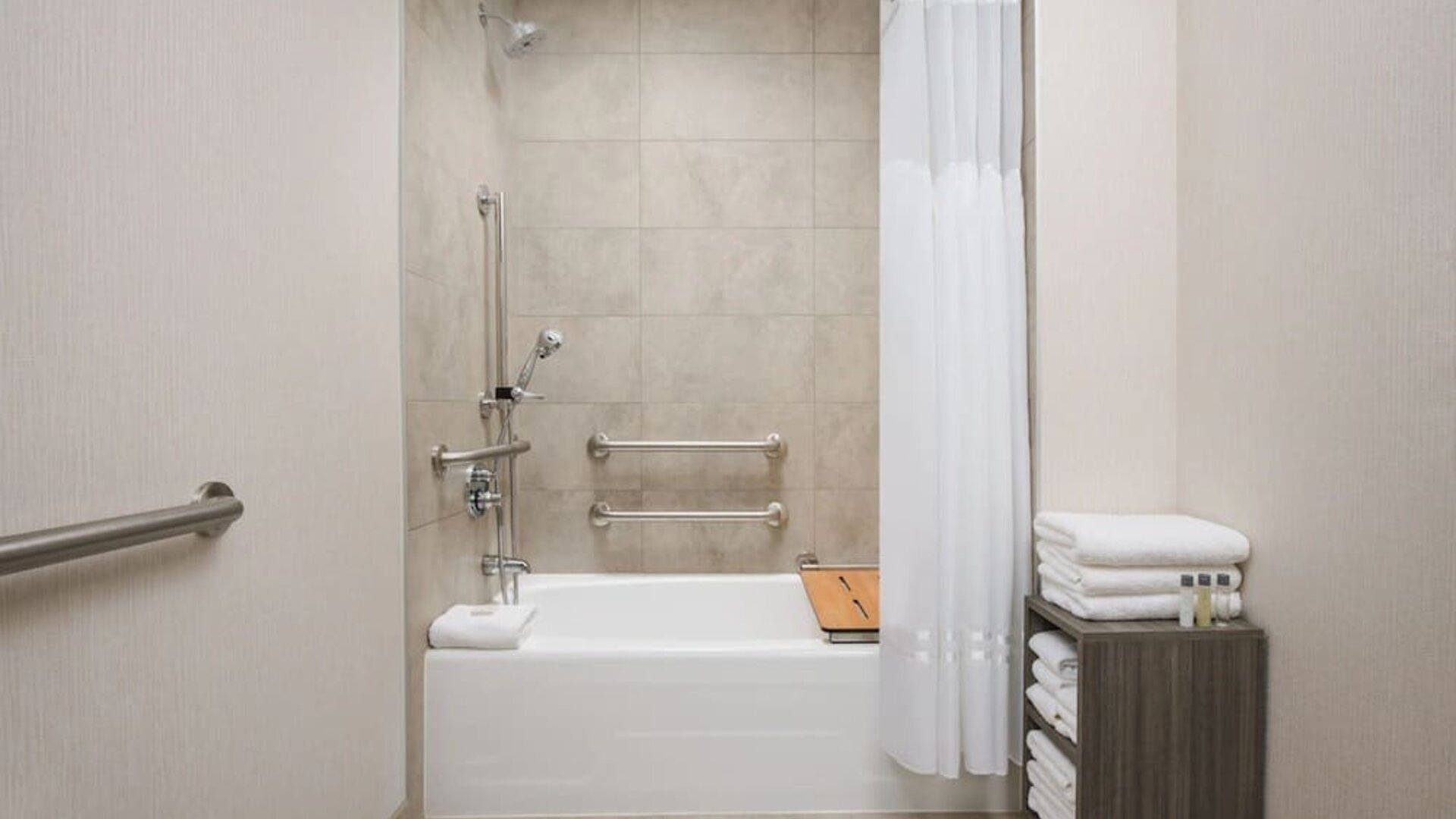 Private guest bathroom with shower at Hotel Caza.