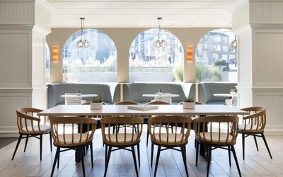 Relaxed meeting room with natural light at Hotel Caza.