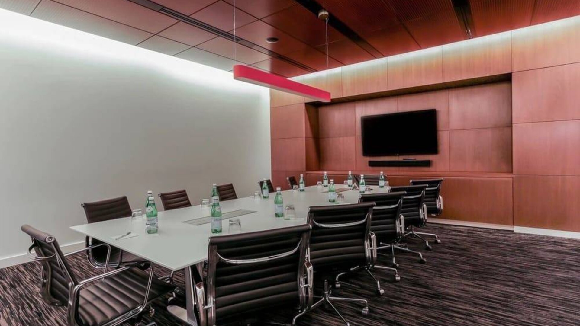 Meeting room at Courtyard By Marriott Long Island City/New York Manhattan View.