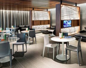 Dining area perfect for coworking at Courtyard By Marriott Long Island City/New York Manhattan View.