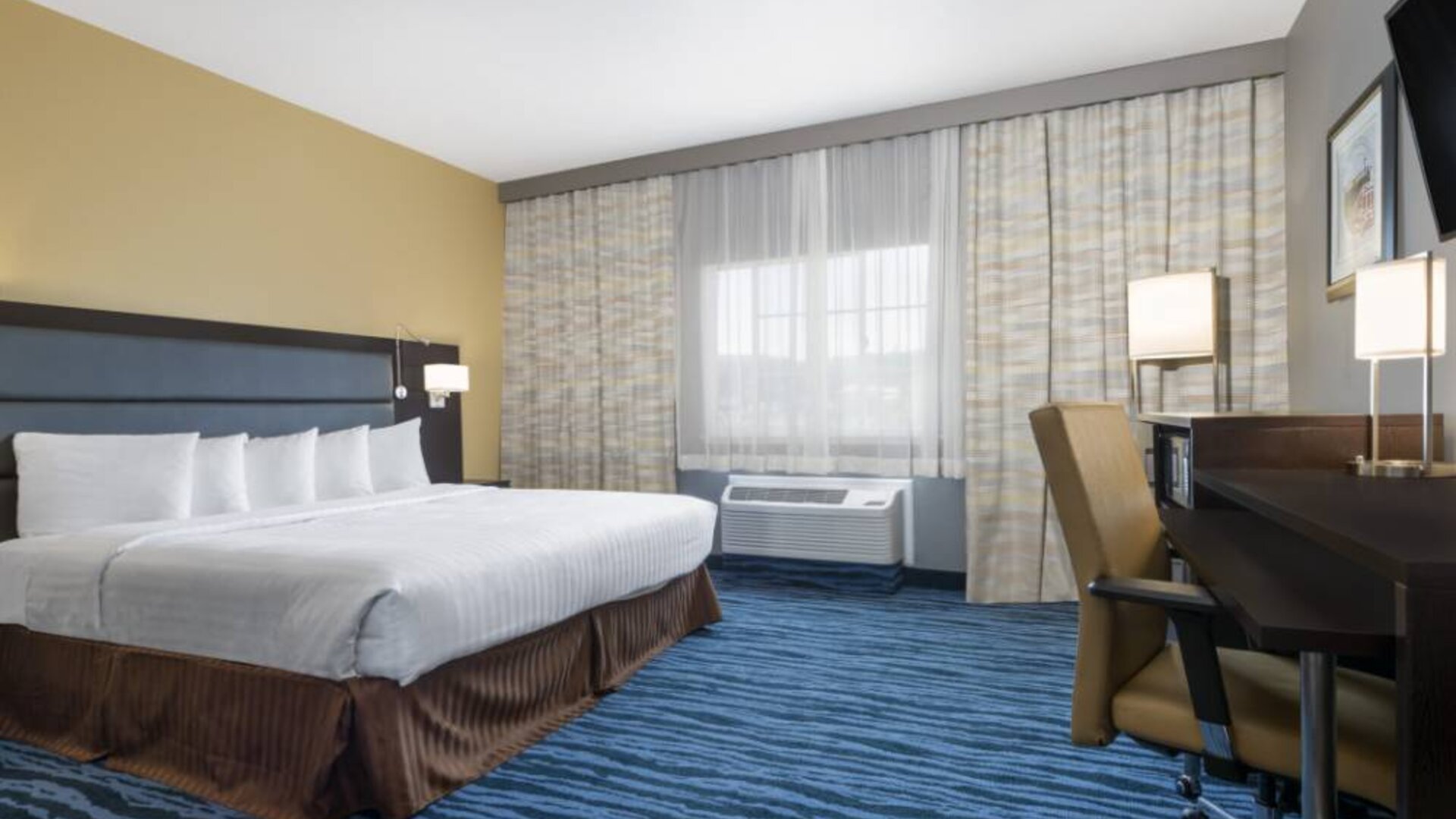 Day use room with work desk at Hotel 1550 SFO.