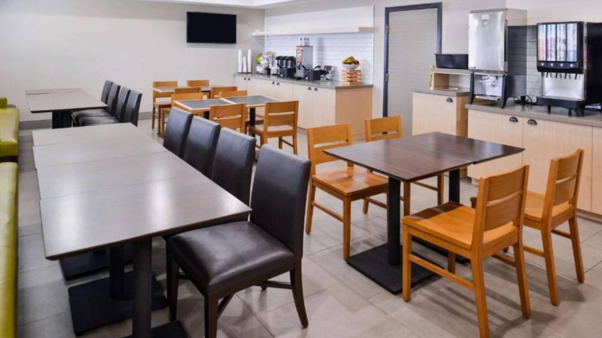 Dining area perfect for coworking at Country Inn & Suites Chicago/Tinley Park.