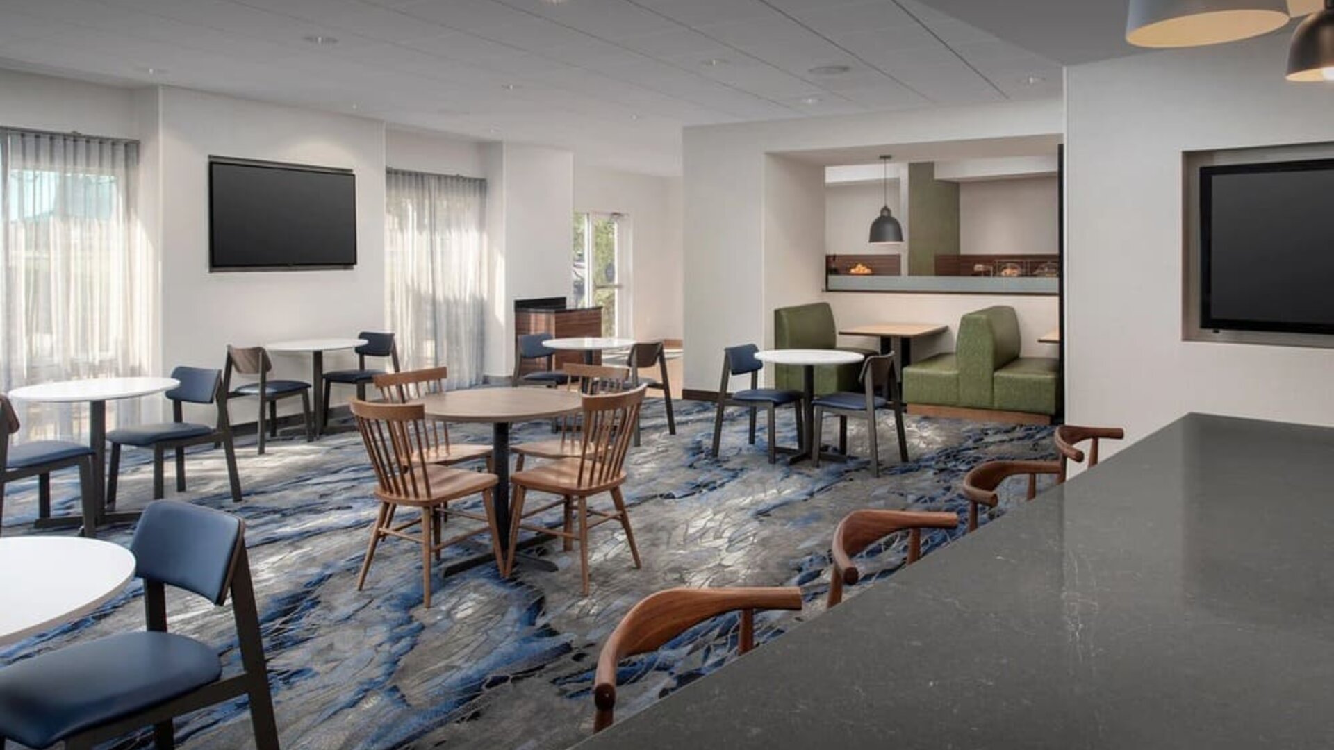 Dining and coworking space at Fairfield Inn & Suites by Marriott Baltimore BWI Airport.