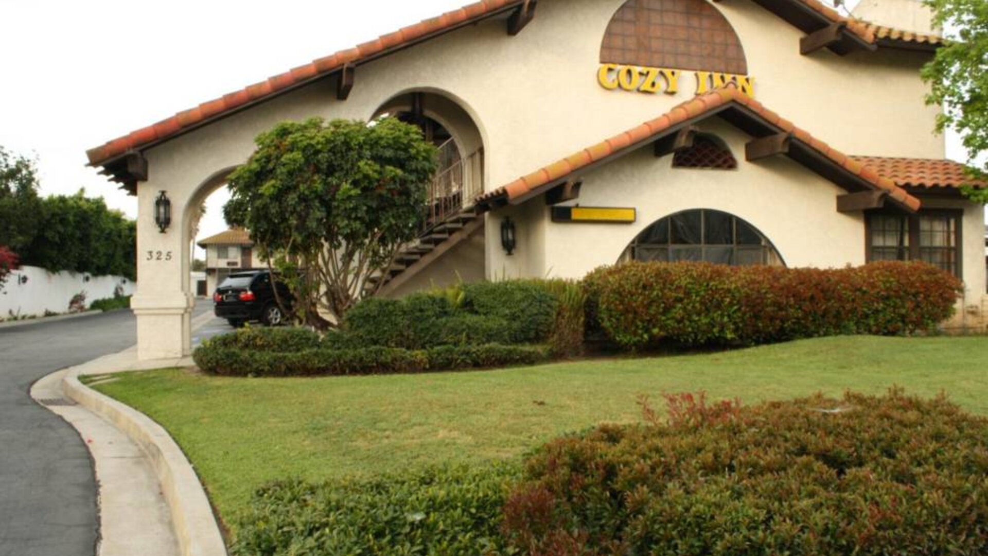Hotel exterior at Cozy Inn.