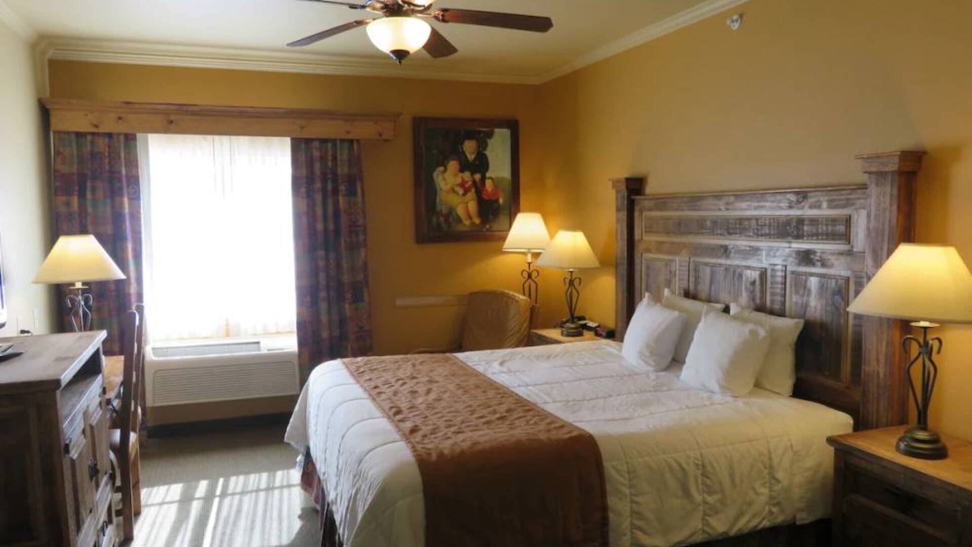 Day use room with work desk at La Hacienda Inn Alamodome/Riverwalk.