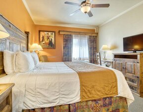 Day use room with work desk at La Hacienda Inn Alamodome/Riverwalk.