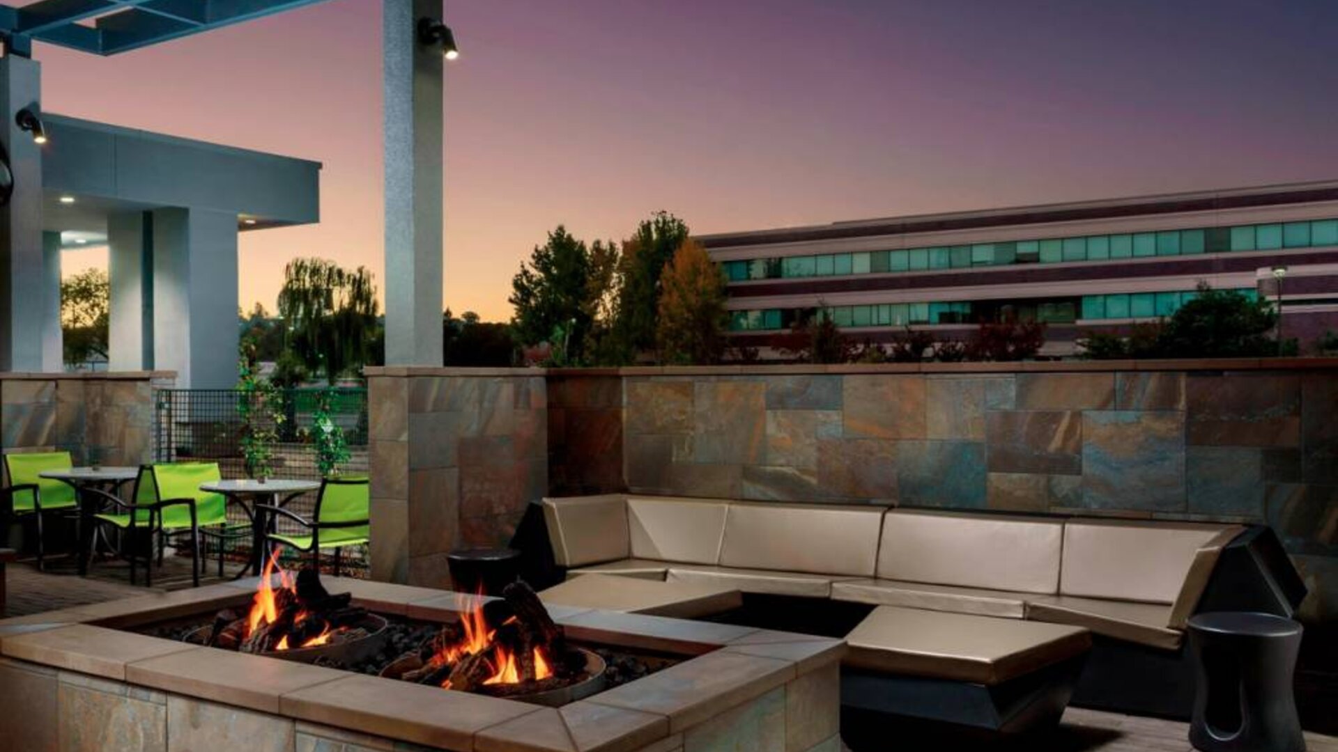 Firepit at Springhill Suites By Marriott Belmont / Redwood Shores.