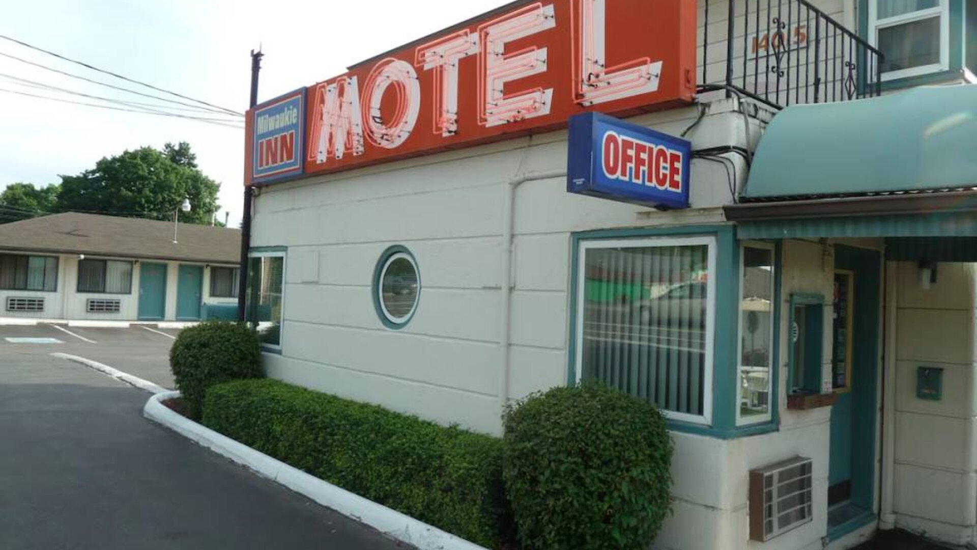 Hotel exterior at Milwaukie Inn Portland South.