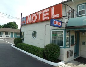 Hotel exterior at Milwaukie Inn Portland South.