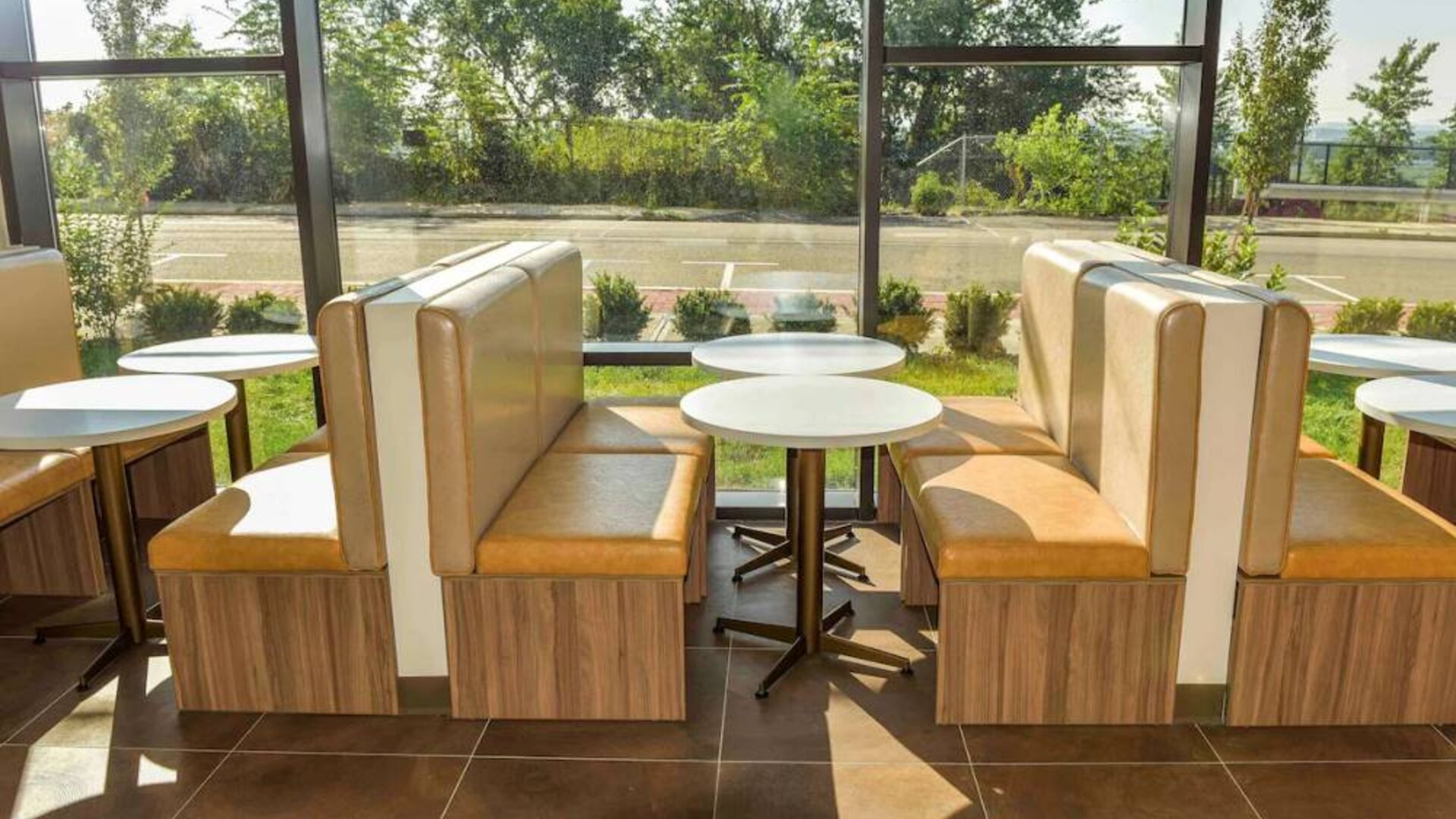 Dining area perfect for coworking at Wyndham Garden North Bergen Near Secaucus.