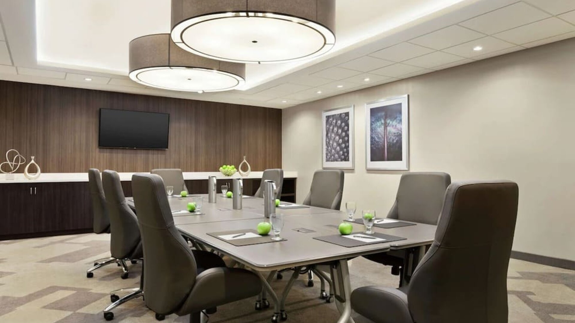 Professional meeting room at Embassy Suites By Hilton Arcadia Pasadena Area.