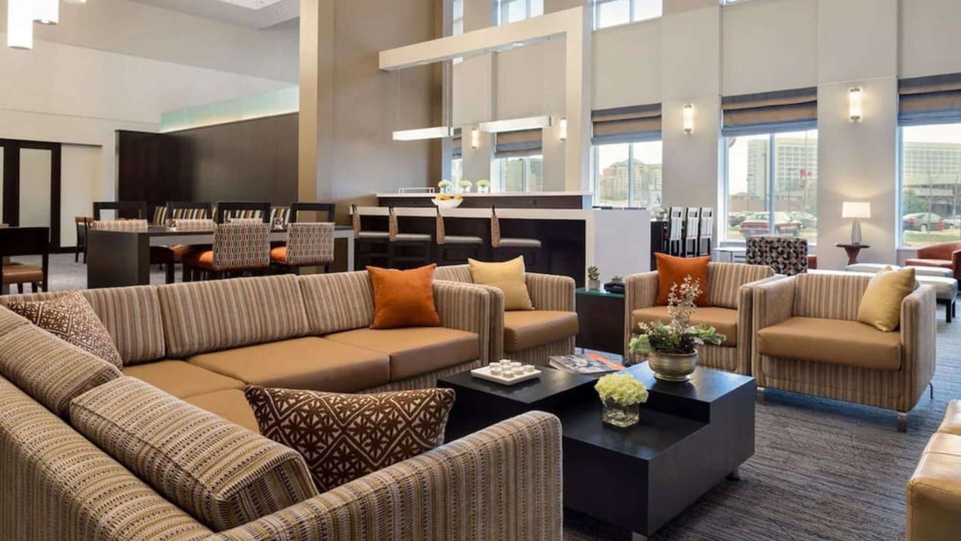 Lounge and coworking space at Hampton Inn & Suites Rosemont Chicago O'Hare.