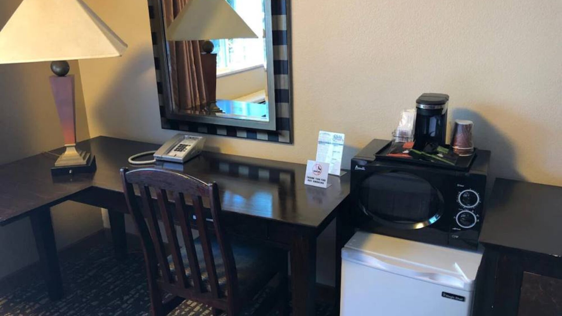 Work desk inside day use room at Shilo Inn Rose Garden.