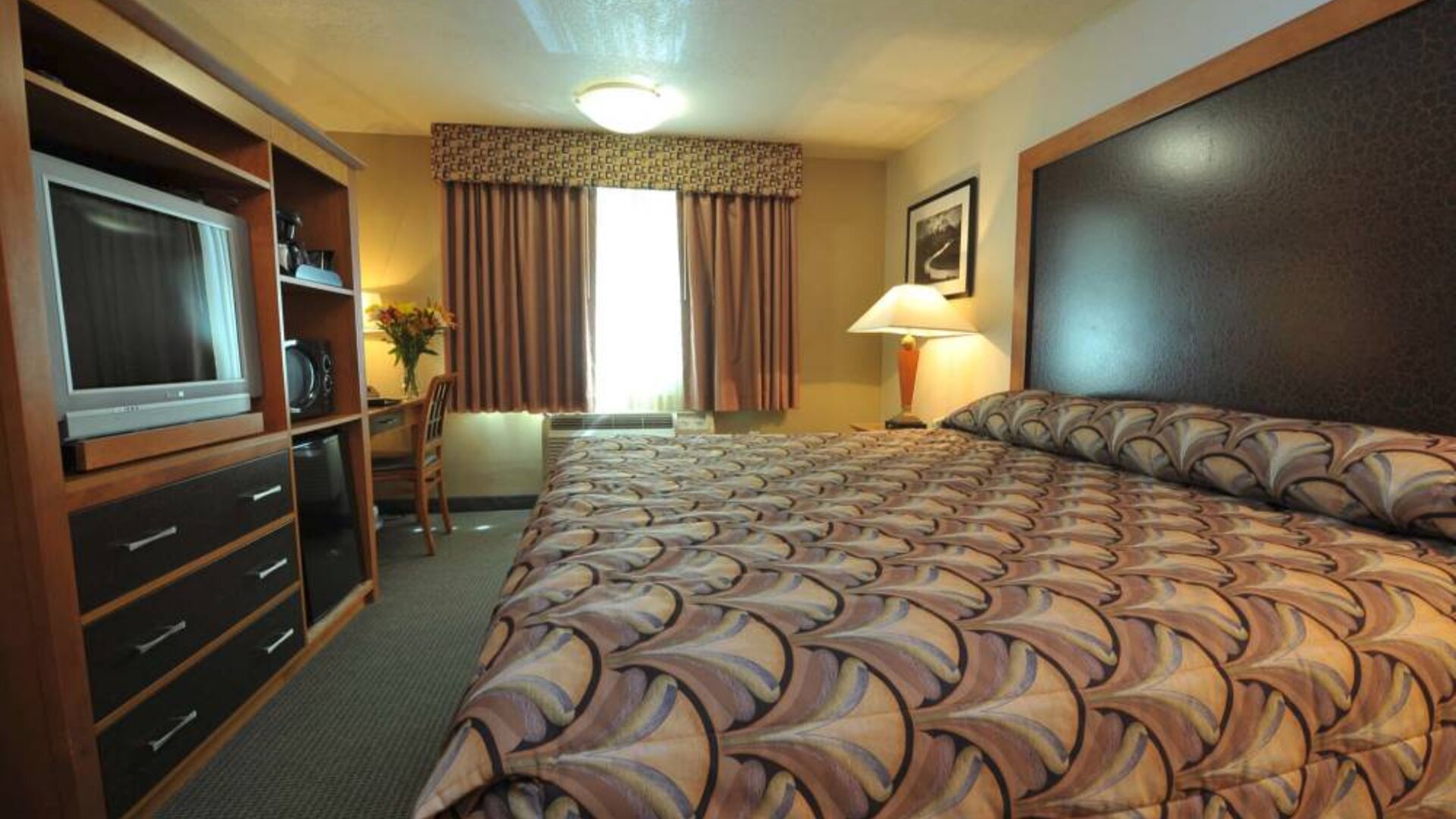 Day use room with work desk at Shilo Inn Rose Garden.