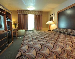 Day use room with work desk at Shilo Inn Rose Garden.