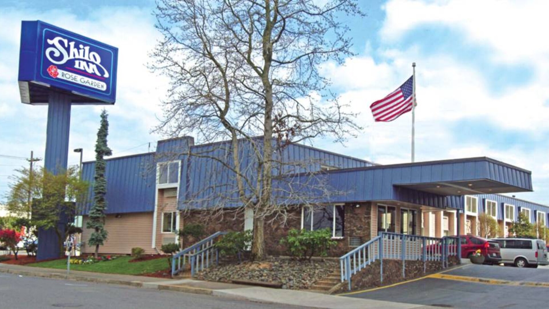 Hotel exterior at Shilo Inn Rose Garden.