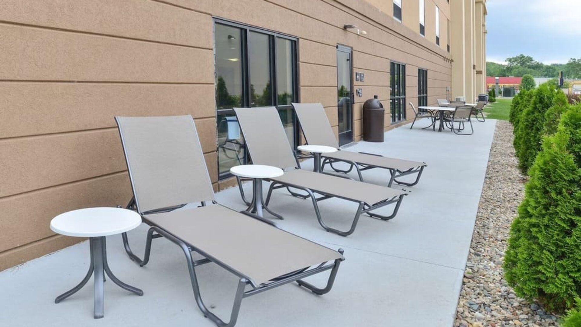 Outdoor chill area ideal for coworking at Hampton Inn Iowa City/University Area.