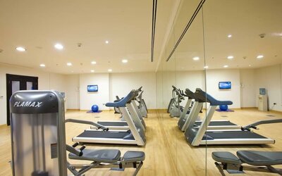 Equipped fitness center at Millennium Central Doha.