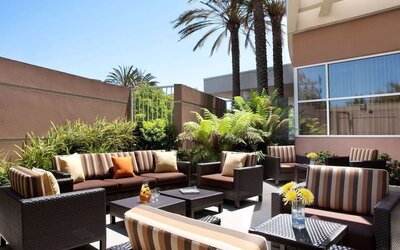 Relaxing outdoor lounge and coworking space at Sonesta Emeryville - San Francisco Bay Bridge.