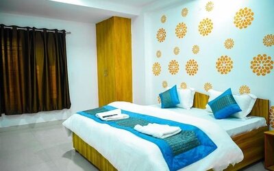 Cozy day room with towels available at Hotel Urban Abode.