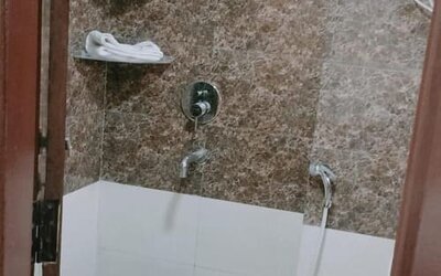 Guest bathroom with shower at Hotel Urban Abode.