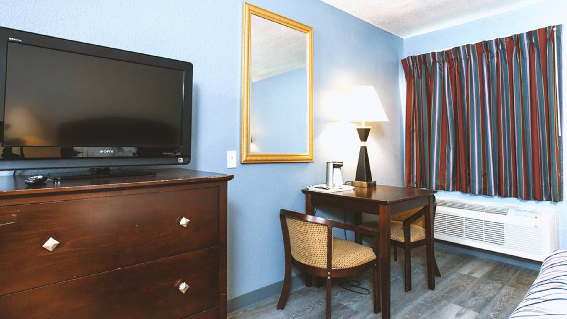 Coratel Inn & Suites By Jasper Park City - Wichita North