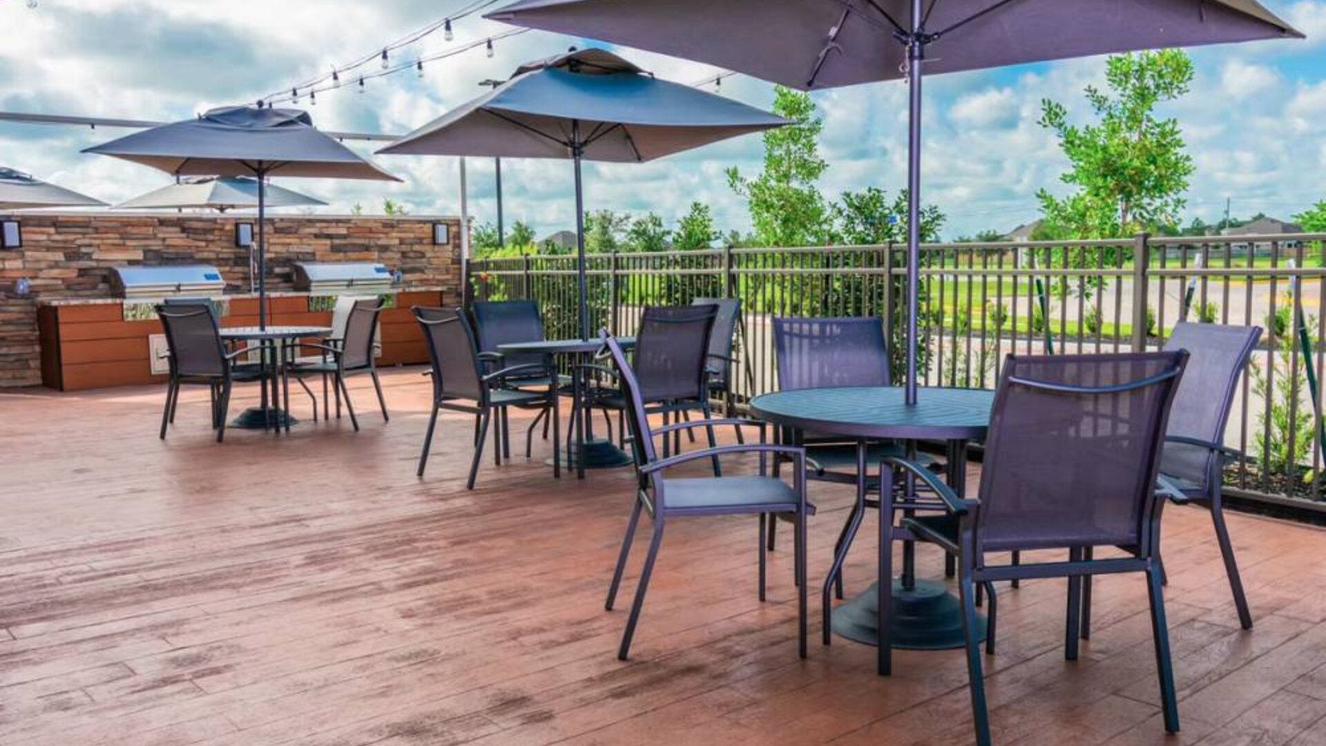 Grill and picnic area at Fairfield Inn & Suites By Marriott Houston League City.