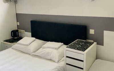Guest room with a double bed, bedside tables, natural light, and modern furnishings at Hotel Chao 24/7.