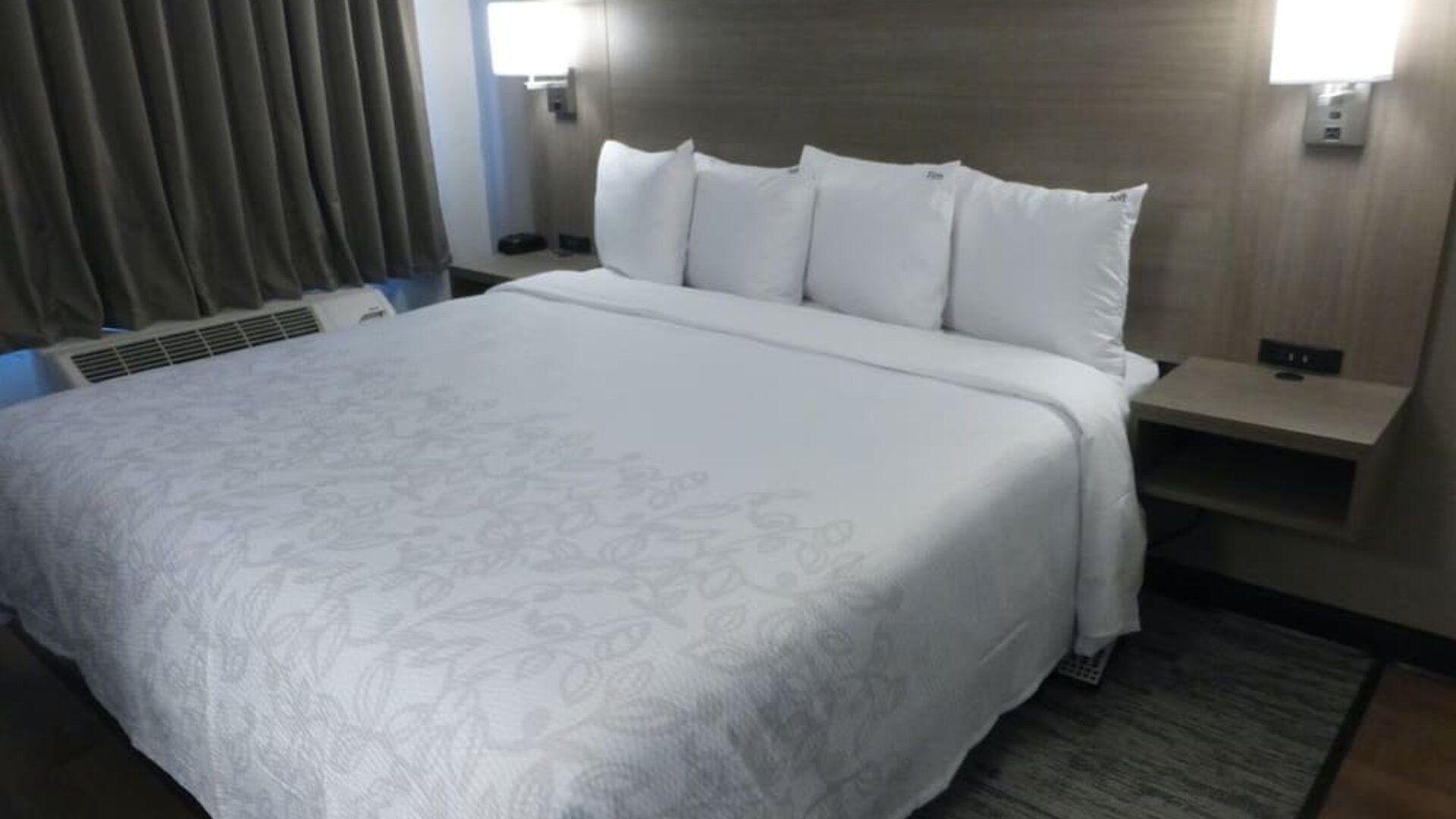 Romantic king room at Red Roof Plus Bourbonnais.