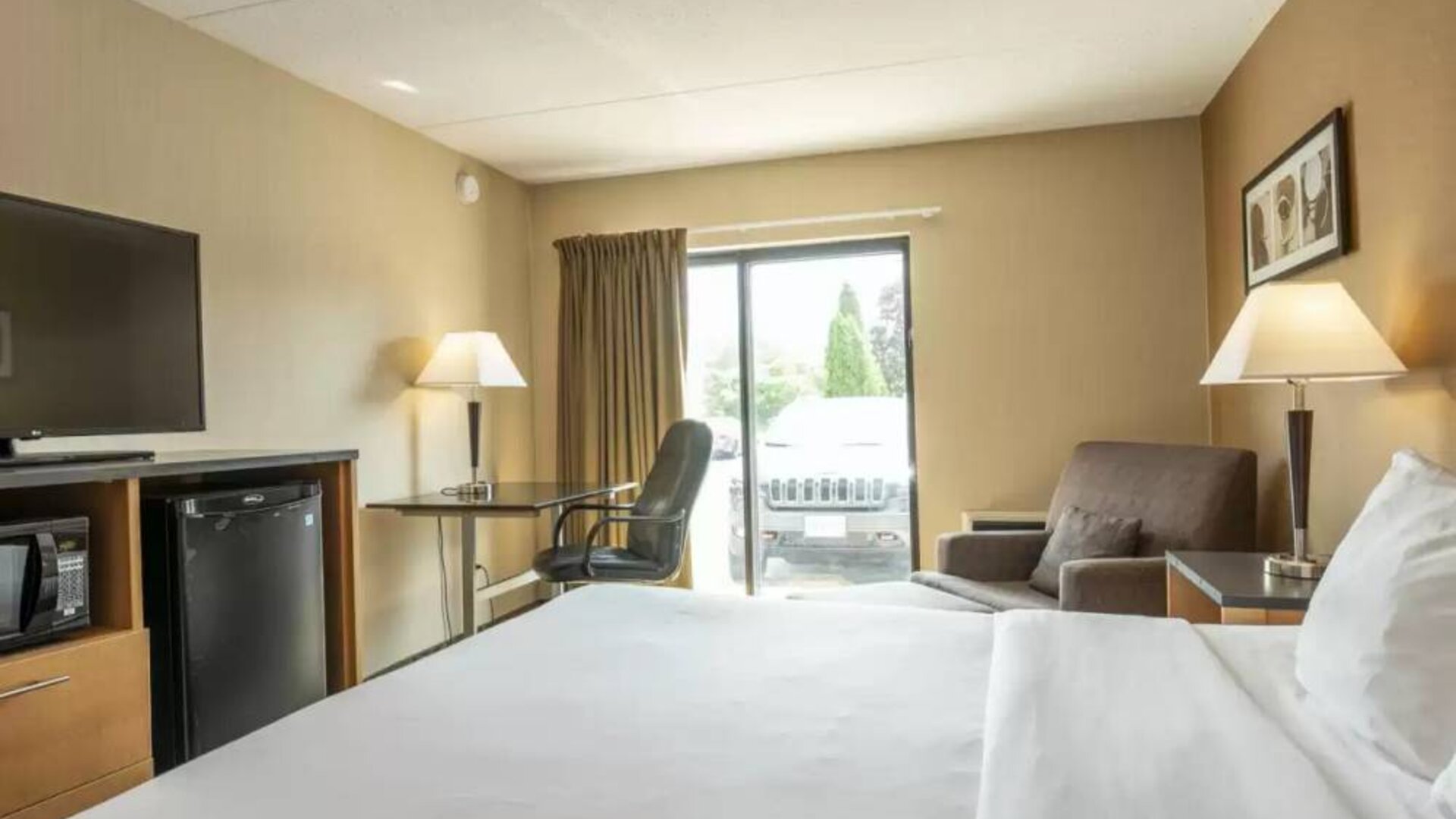 Double bed guest room in Comfort Inn Sydney, featuring workspace desk and chair.