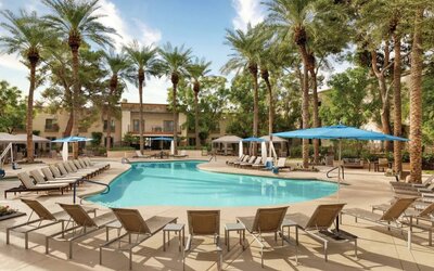 Stunning outdoor pool with sun beds at Hilton Scottsdale Resort & Villas.