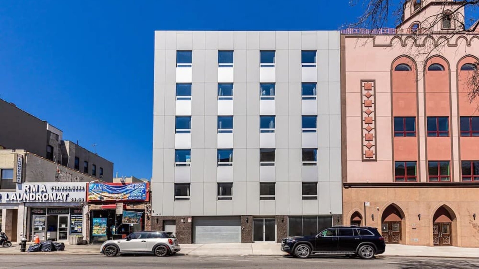 Street parking at Astoria Inn LaGuardia Hotel.