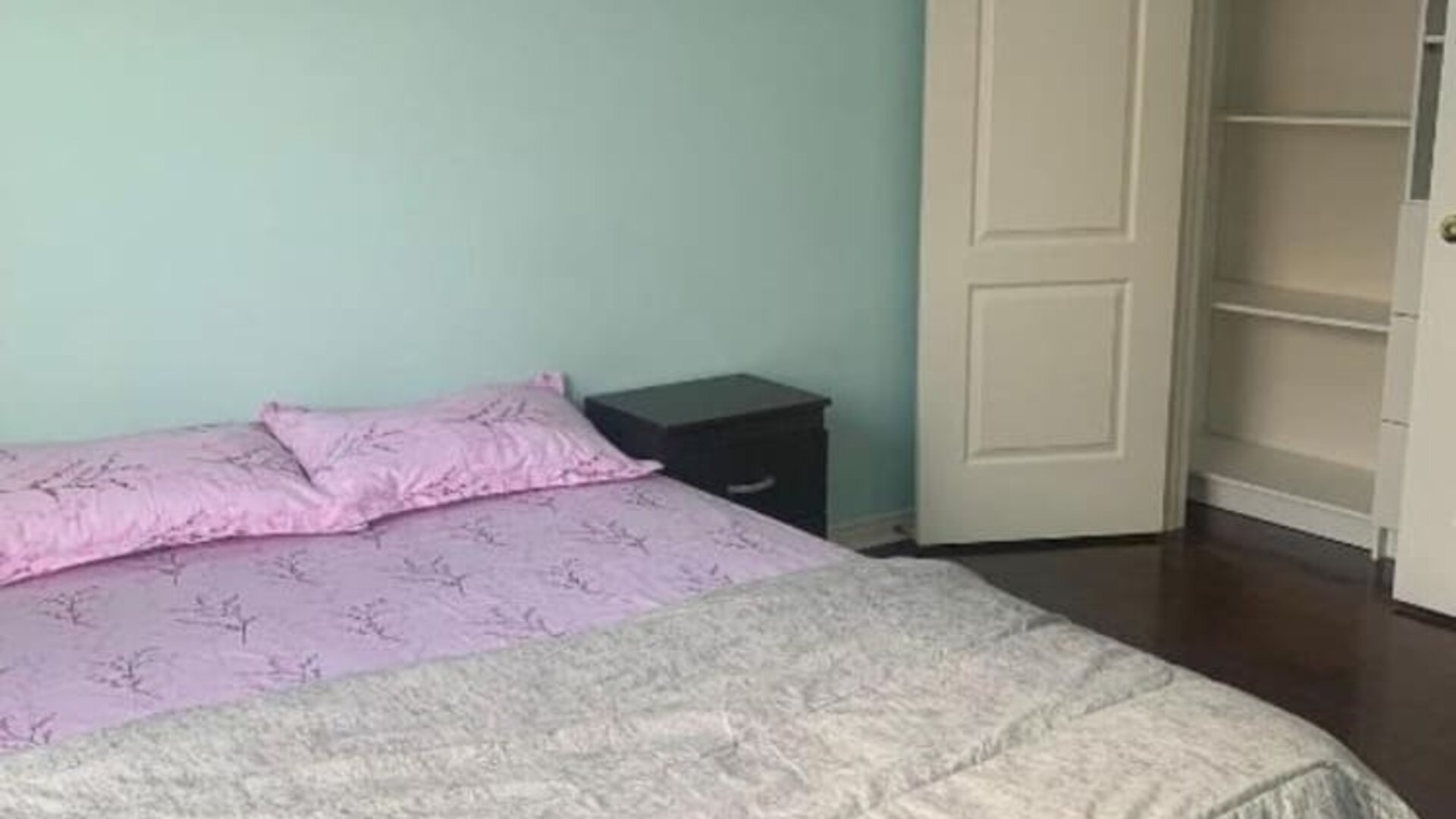 Delux king room with natural light at Home Stay Canada.