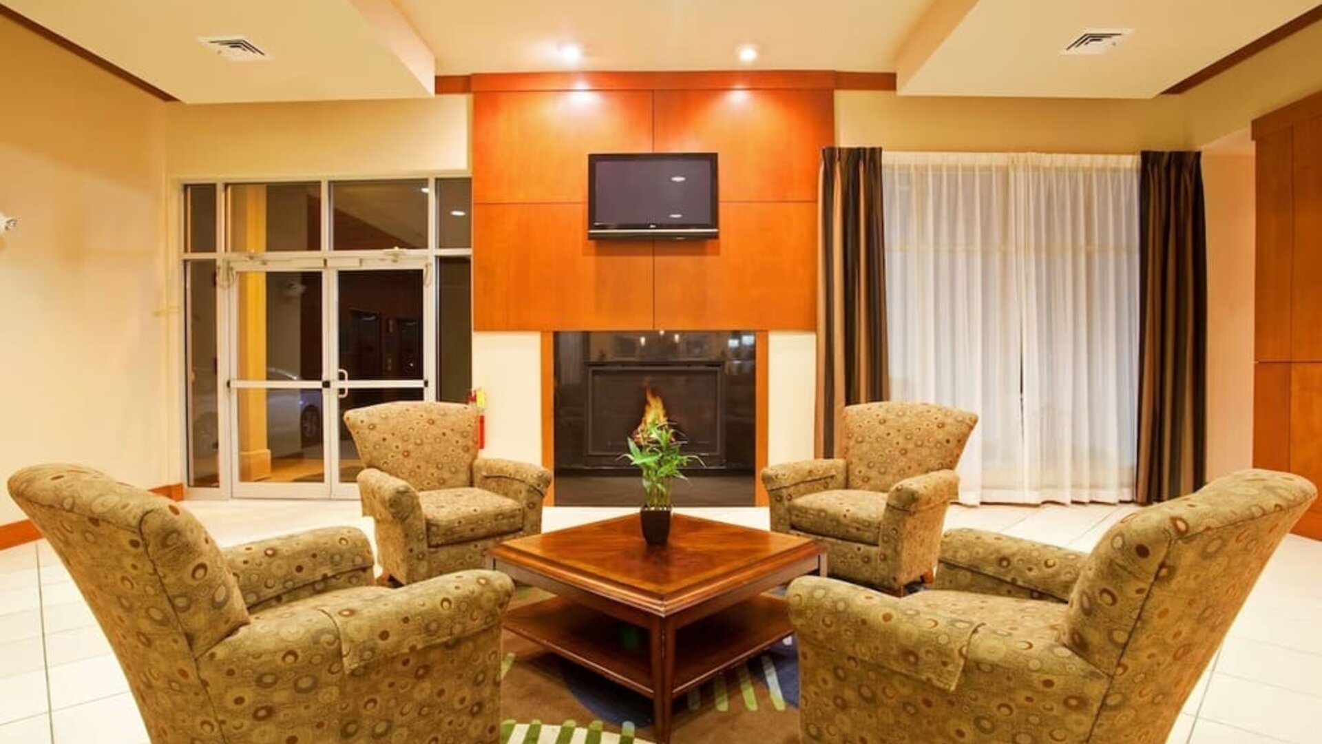 Lounge and coworking space at Holiday Inn Aurora North- Naperville.