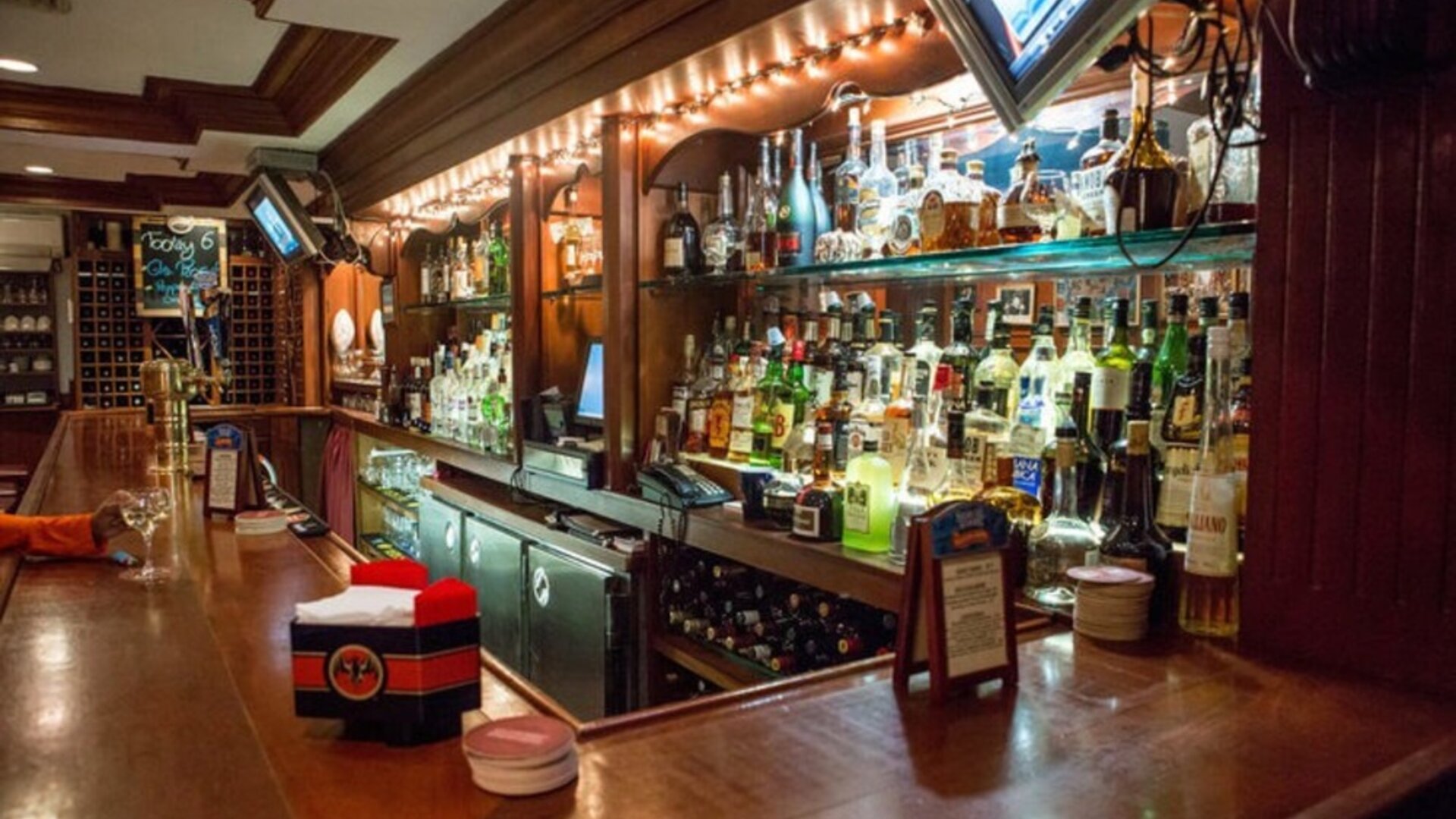 Hotel bar at Da Vinci Hotel.