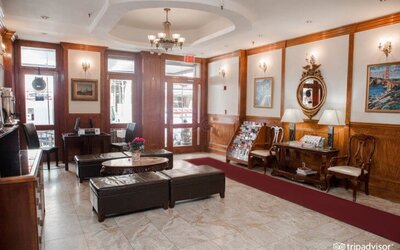 Lobby area at Da Vinci Hotel.