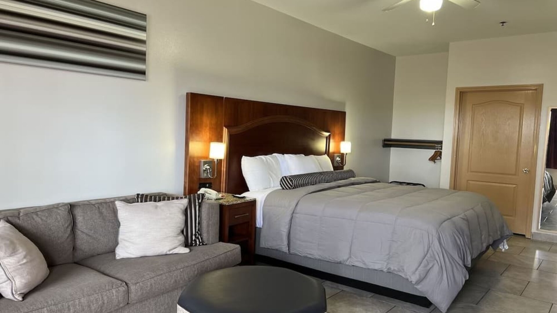 Delux king room with lounge area at Casa Rosa Inn.