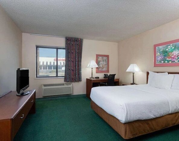 Day use room with work desk at Norwood Inn Statefare Grounds.