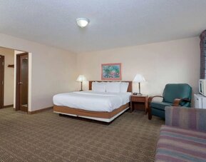 Spacious day use room at Norwood Inn Statefare Grounds.