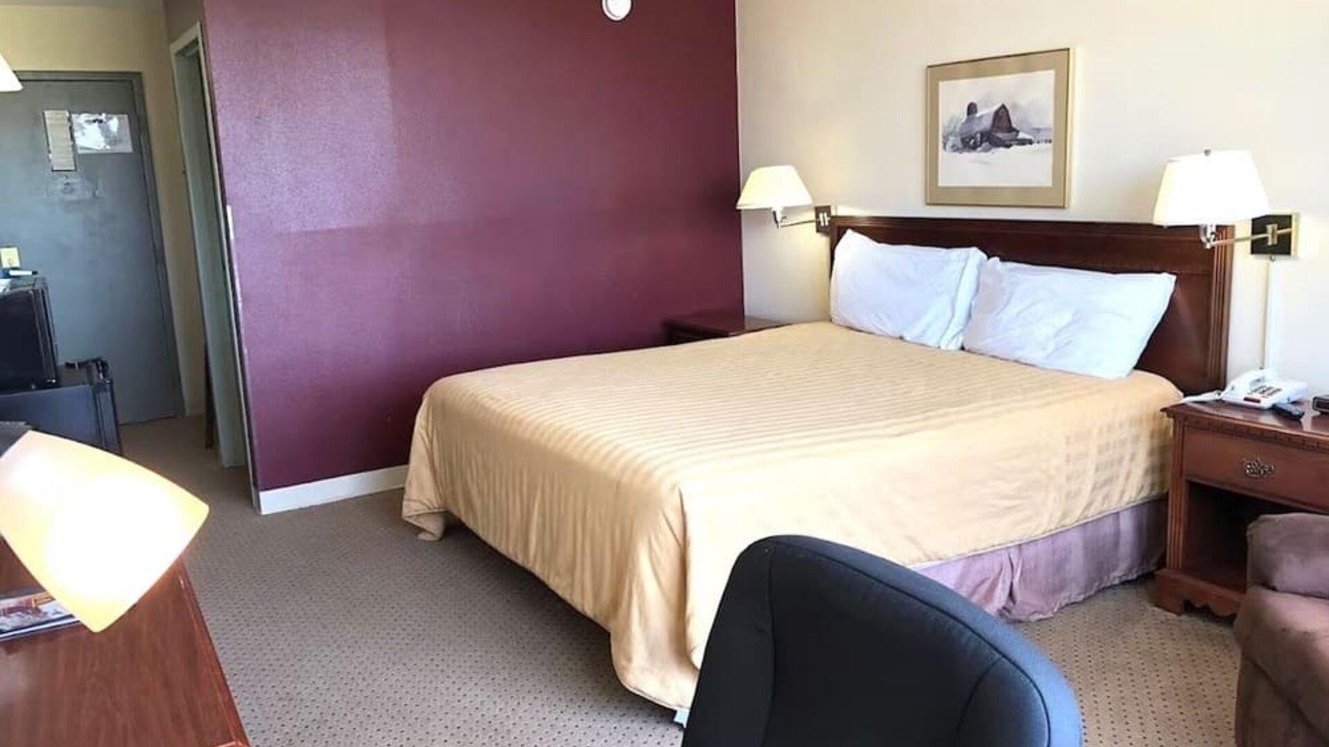 Day use room with king bed and work desk at Norwood Inn And Suites Worthington.