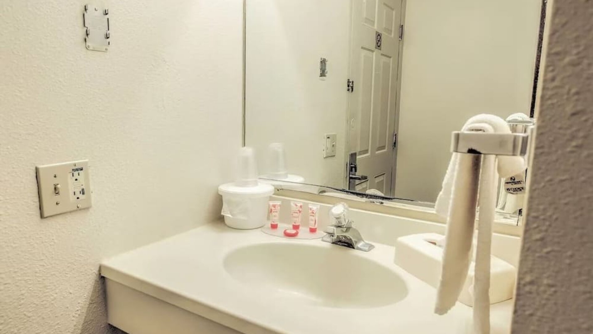 Private bathroom with free toiletries at Norwood Inn And Suites Worthington.