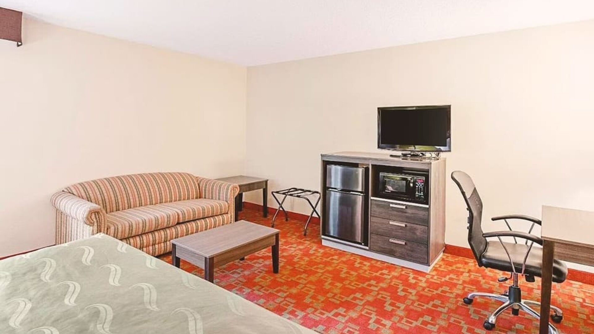 Day use room's workspace at Hotel Inn Milwaukee.