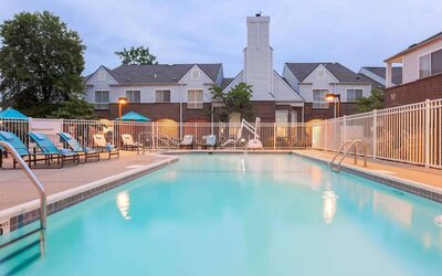 Sonesta ES Suites Cincinnati - Blue Ash’s outdoor pool is equipped with a pool lift and has numerous sun loungers nearby.