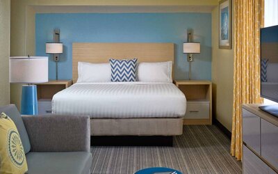 Double bed guest room in Sonesta ES Suites Cincinnati - Blue Ash, including sofa, window, and TV.