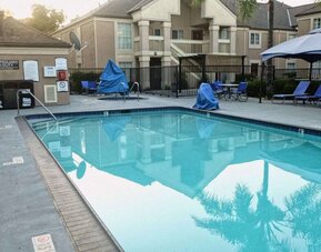 Sonesta ES Suites San Jose Airport’s outdoor pool features a nearby hot tub, as well as sun loungers, and tables and chairs.