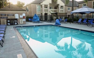 Sonesta ES Suites San Jose Airport’s outdoor pool features a nearby hot tub, as well as sun loungers, and tables and chairs.